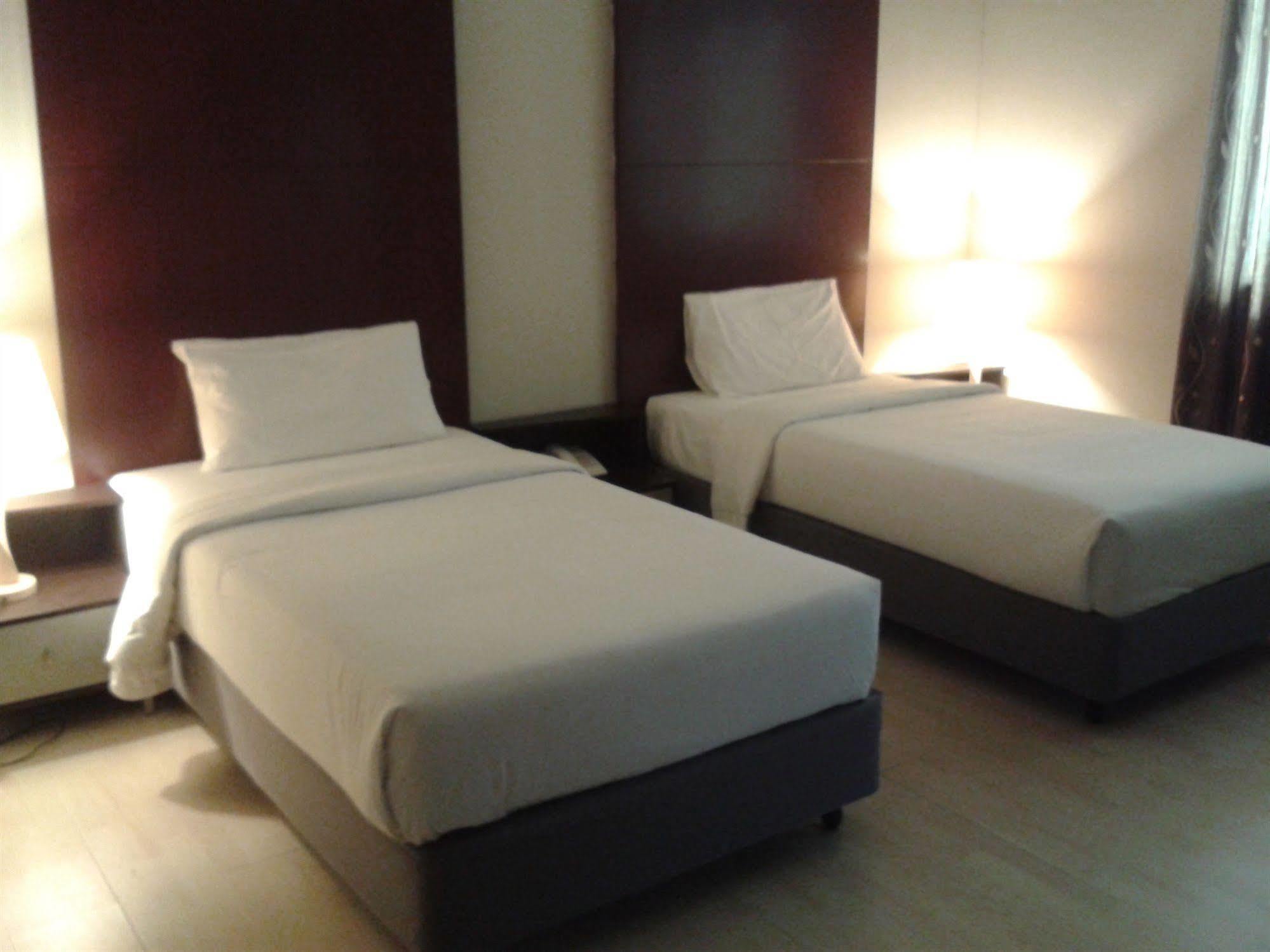 Ginasuite Kompleks27 Hotel بندر سير بيجوانا المظهر الخارجي الصورة